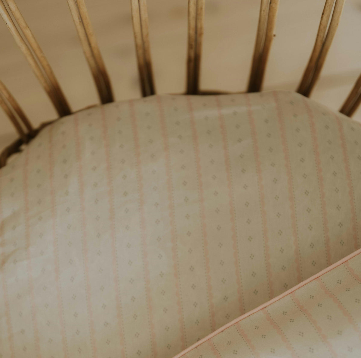 Petal Scallops Crib Sheet