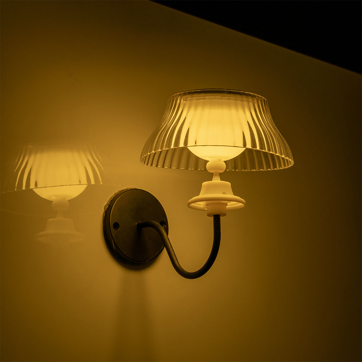 Solar-Powered LED Scallop Lamp Lights (Set of 2)