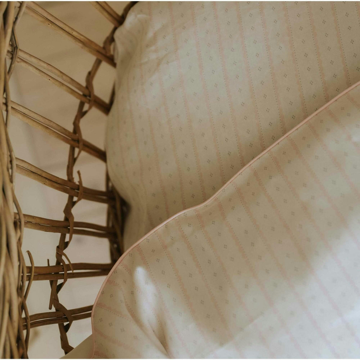 Petal Scallops Crib Sheet