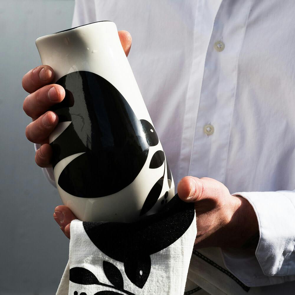 Schmooze Jug & Cloth Set