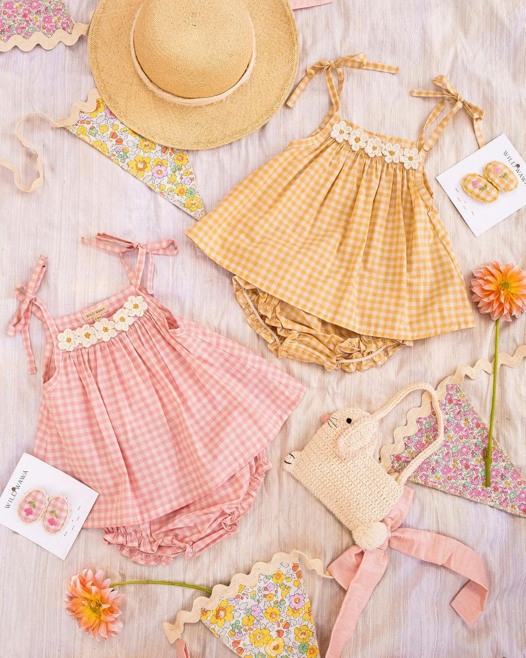 Crochet Daisy Set in Yellow Gingham