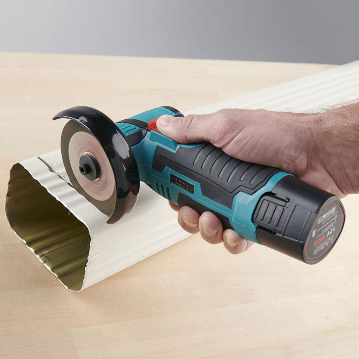 Battery-Powered Compact Circular Saw