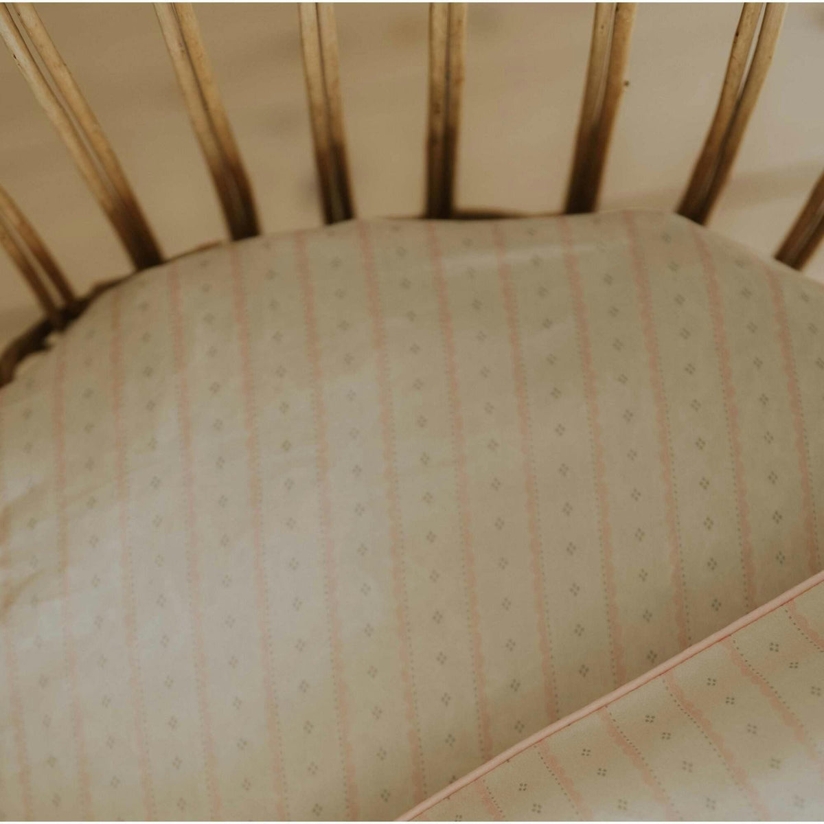 Petal Scallops Crib Sheet